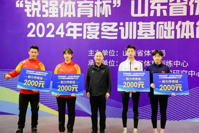 省體育局副局長(zhǎng)為獲勝運(yùn)動(dòng)員頒獎(jiǎng).jpg 省體育局副局長(zhǎng)為獲勝運(yùn)動(dòng)員頒獎(jiǎng).jpg